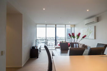 AKOM Docklands - Yamba Accommodation 22