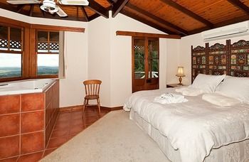 Treetops Accommodation Montville - Yamba Accommodation 23