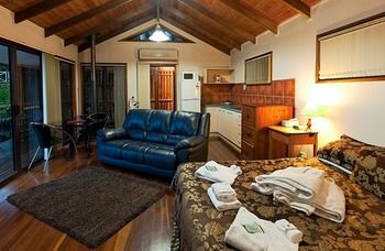 Treetops Accommodation Montville - Yamba Accommodation 25