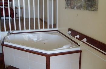 Treetops Accommodation Montville - Yamba Accommodation 33