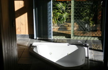 Treetops Accommodation Montville - Yamba Accommodation 34