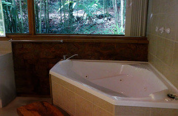 Treetops Accommodation Montville - Yamba Accommodation 35