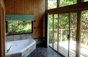 Treetops Accommodation Montville - Yamba Accommodation 36