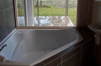 Treetops Accommodation Montville - Yamba Accommodation 37