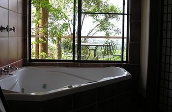 Treetops Accommodation Montville - Yamba Accommodation 38