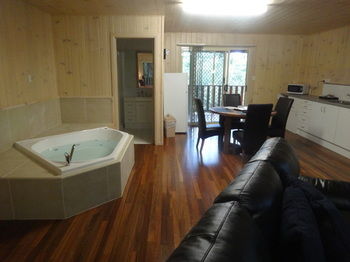 Treetops Accommodation Montville - Yamba Accommodation 43