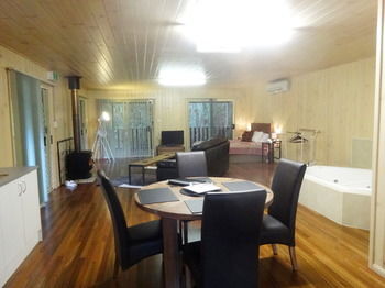 Treetops Accommodation Montville - Yamba Accommodation 44