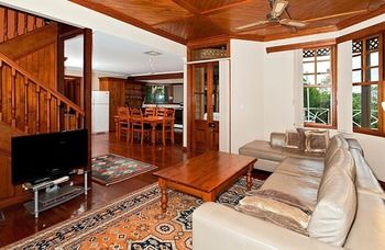 Treetops Accommodation Montville - Yamba Accommodation 47