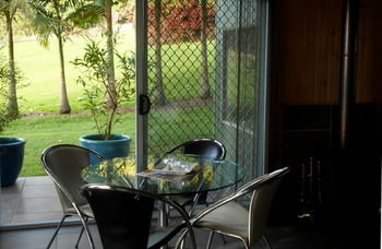 Treetops Accommodation Montville - Yamba Accommodation 57