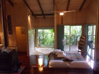 Treetops Accommodation Montville - Yamba Accommodation 69
