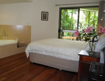 Montville Grove Romantic Cottages - Yamba Accommodation 0