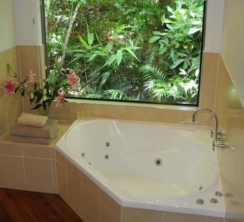 Montville Grove Romantic Cottages - Yamba Accommodation 4