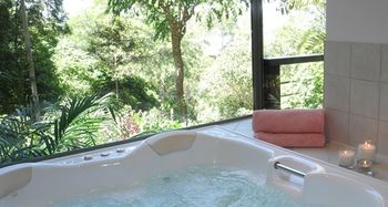 Montville Grove Romantic Cottages - Yamba Accommodation 7
