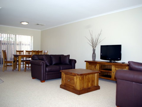 Fairways Bed & Breakfast At Jerilderie - Yamba Accommodation 2