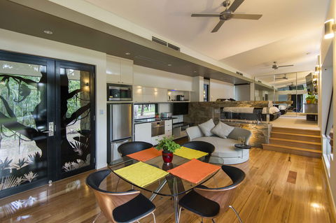 The Feathered Nest - Luxury Wildlife Retreat - Yamba Accommodation 2