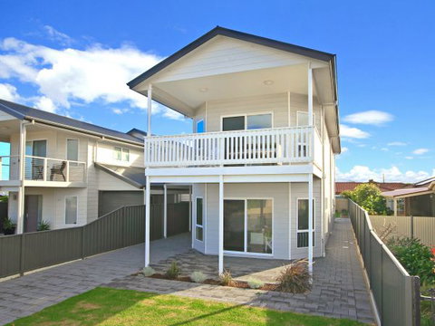 Century 21 SouthCoast: White Caps - Yamba Accommodation 0