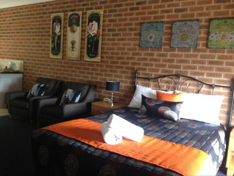 Top Of The Town Motor Inn Yackandandah - Yamba Accommodation 2