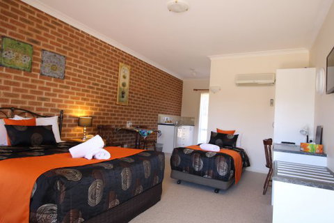 Top Of The Town Motor Inn Yackandandah - Yamba Accommodation 7
