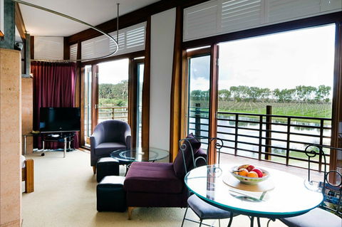 Bettenay's Lakeside Chalets And Luxury Spa Apartment - Yamba Accommodation 0