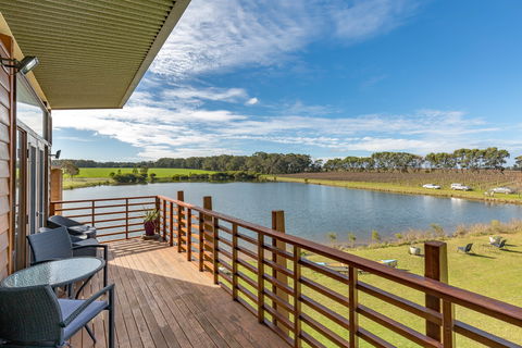 Bettenay's Lakeside Chalets And Luxury Spa Apartment - Yamba Accommodation 1