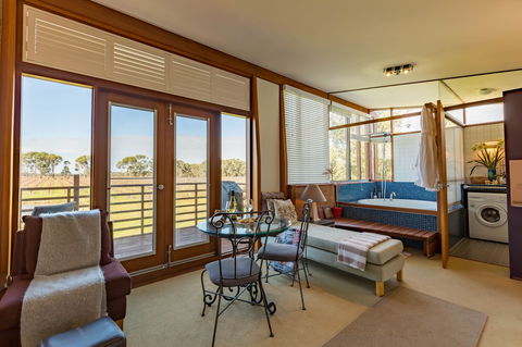 Bettenay's Lakeside Chalets And Luxury Spa Apartment - Yamba Accommodation 2