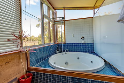 Bettenay's Lakeside Chalets And Luxury Spa Apartment - Yamba Accommodation 3