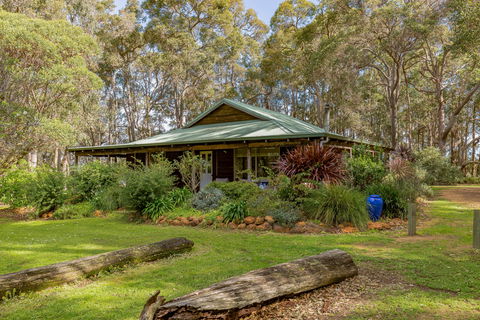 Bettenay's Lakeside Chalets And Luxury Spa Apartment - Yamba Accommodation 4