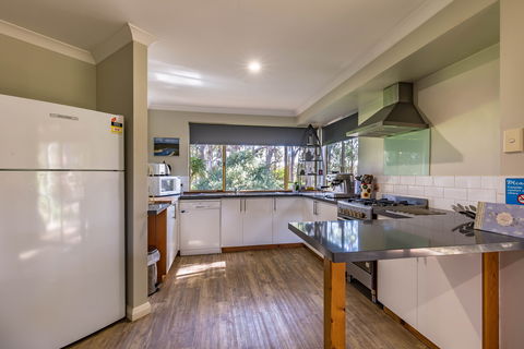 Bettenay's Lakeside Chalets And Luxury Spa Apartment - Yamba Accommodation 5