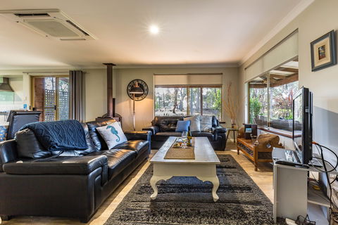 Bettenay's Lakeside Chalets And Luxury Spa Apartment - Yamba Accommodation 6