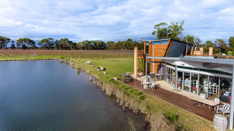 Bettenay's Lakeside Chalets And Luxury Spa Apartment - Yamba Accommodation 7