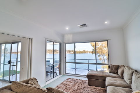 El Lago Jetty - Yamba Accommodation 1
