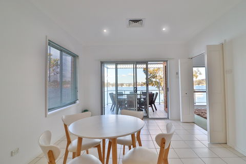 El Lago Jetty - Yamba Accommodation 2