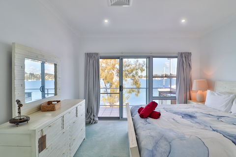 El Lago Jetty - Yamba Accommodation 4