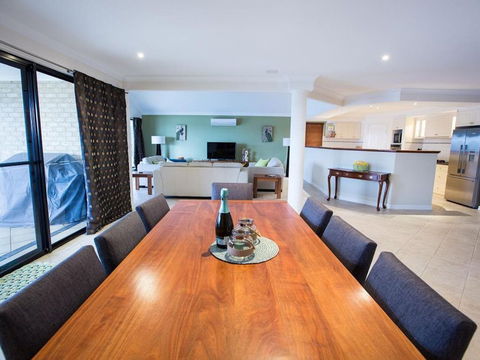 Canal Elegance In Yunderup - Yamba Accommodation 1