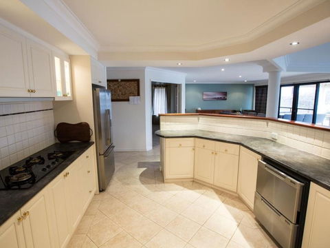 Canal Elegance In Yunderup - Yamba Accommodation 2