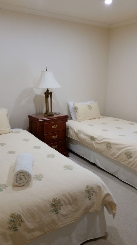 Carolynnes Cottages - Blue Wren Cottage - Yamba Accommodation 1