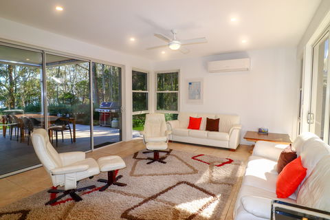 Pelican Escape 11 - Yamba Accommodation 2