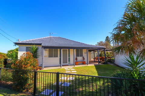 Beachside Cottage At Blacksmiths - Yamba Accommodation 0