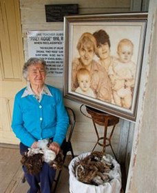 Doris Golder Wool Art Gallery - Yamba Accommodation 3