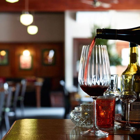 Farmers Arms Hotel & Art Suites Daylesford - Yamba Accommodation 2