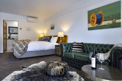 Farmers Arms Hotel & Art Suites Daylesford - Yamba Accommodation 4