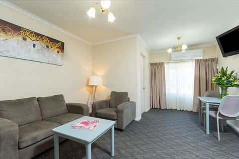 Adelaide Royal Coach - Yamba Accommodation 6