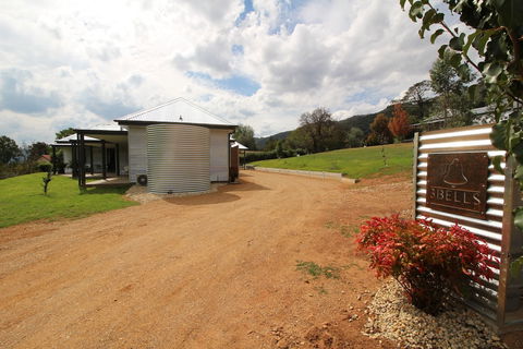 3 Bells Alpine Cottage - Yamba Accommodation 0