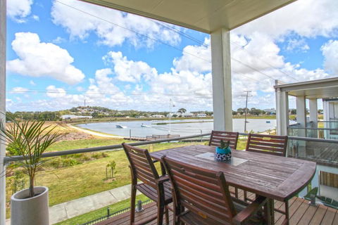 Lakeside Deck House - Yamba Accommodation 5