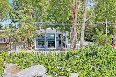 Dolce Vita Beachfront Holiday House - Yamba Accommodation 1