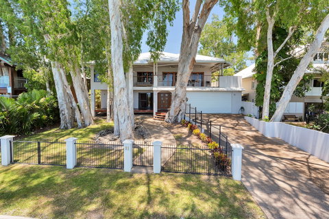 Seascape Luxury Beachfront Holiday House - Yamba Accommodation 3