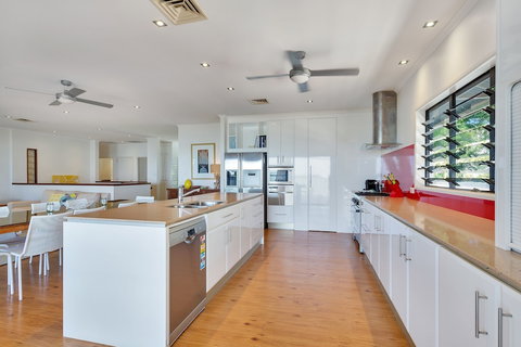 Seascape Luxury Beachfront Holiday House - Yamba Accommodation 4