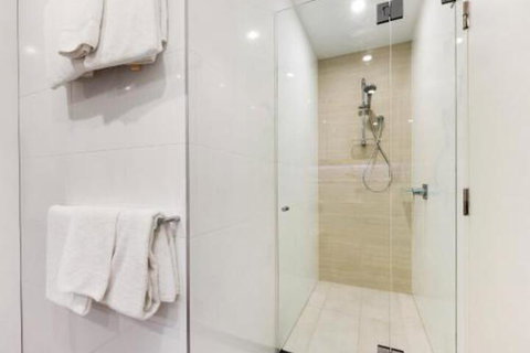 Sydney 1 Bed Modern Self Contained Apartment (402ALB) - Yamba Accommodation 2
