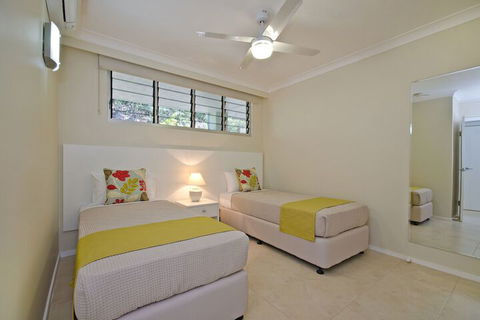 Beach Front Lagoon Lodge Apartments - Yamba Accommodation 4