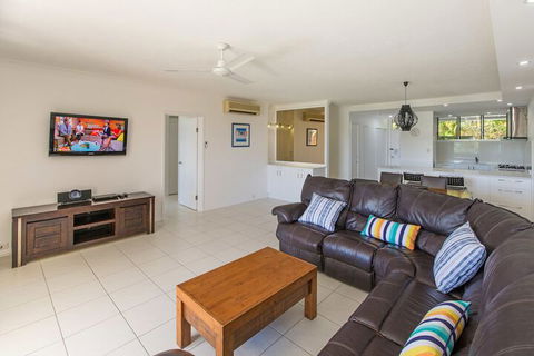 Beach Front Lagoon Lodge Apartments - Yamba Accommodation 7